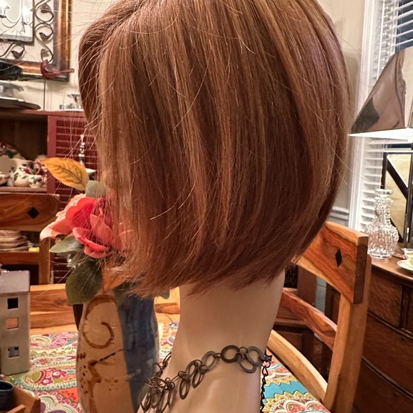 Raquel Welch Straight up with a twist wig. - Picture 5 of 9